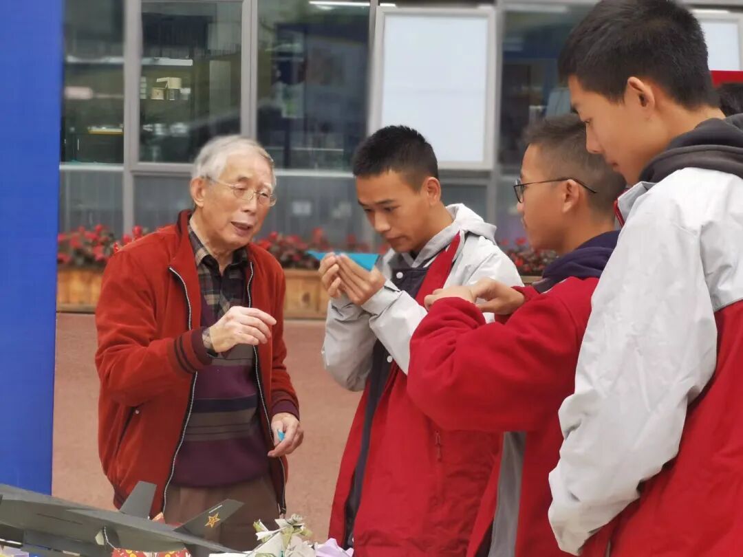 太酷了！从歼-10到运-20，成都“飞机爷爷”用万架纸飞机折出蓝天梦