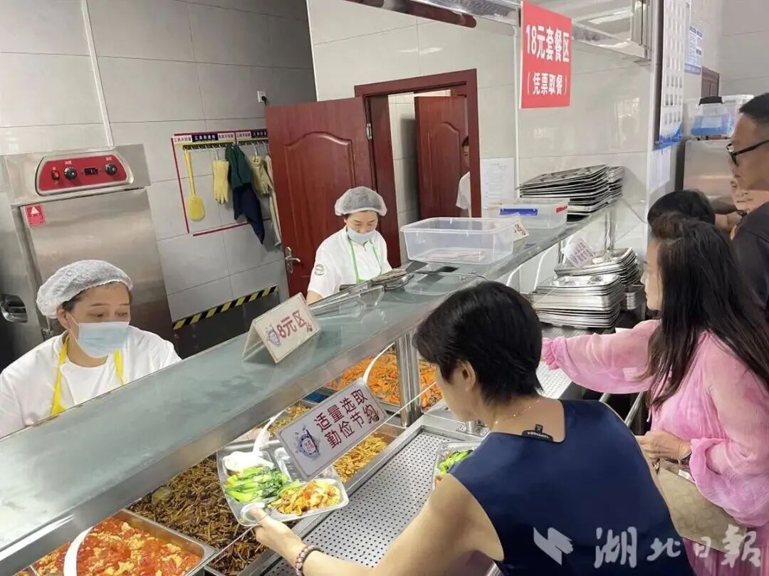 数千名游客挤满政府食堂！“一中午米饭蒸了550斤”