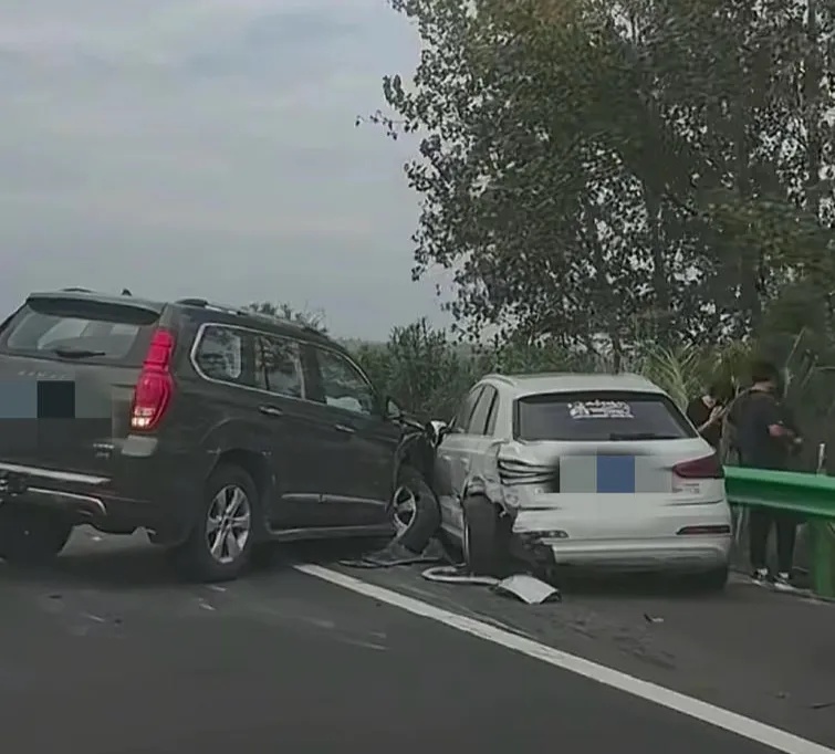 高速上一辆SUV左右乱蹿，撞上收费站石墩，当天已经发生多起事故，司机状态异常……