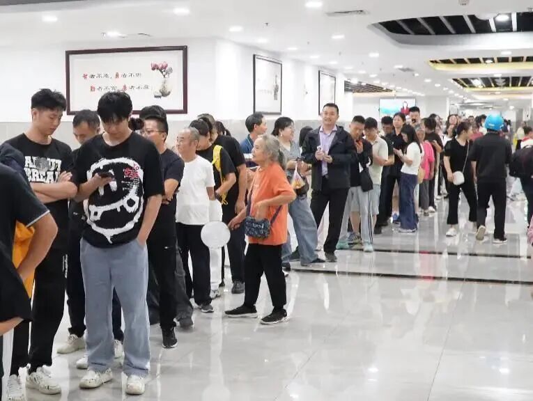 2700人涌入区政府食堂：吃了550斤米饭，250斤卤鹅