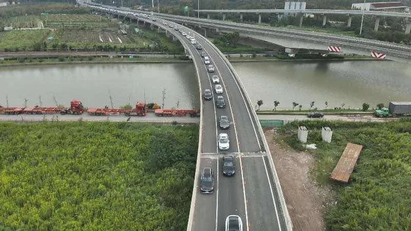 上海警方通报：已查处23起！无人机实时画面曝光：1人违法被锁定，还有车辆“跟风”