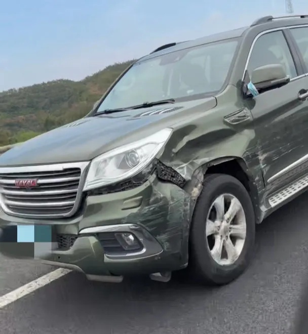 高速上一辆SUV左右乱蹿，撞上收费站石墩，当天已经发生多起事故，司机状态异常……