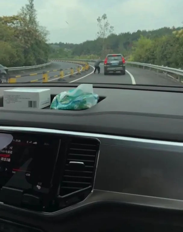 高速上一辆SUV左右乱蹿，撞上收费站石墩，当天已经发生多起事故，司机状态异常……