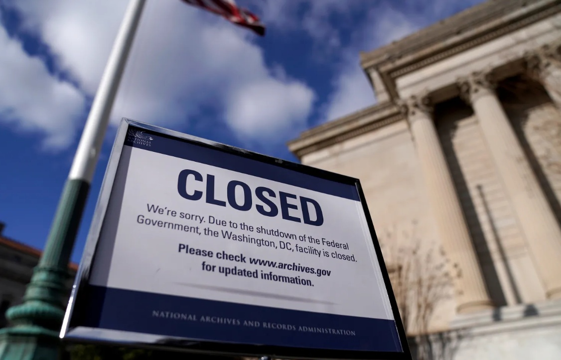 美国政府“停摆”首日:数十万雇员停薪 游客吃“闭门羹” 美国政府“停摆”首日:数十万雇员停薪 游客吃“闭门羹”