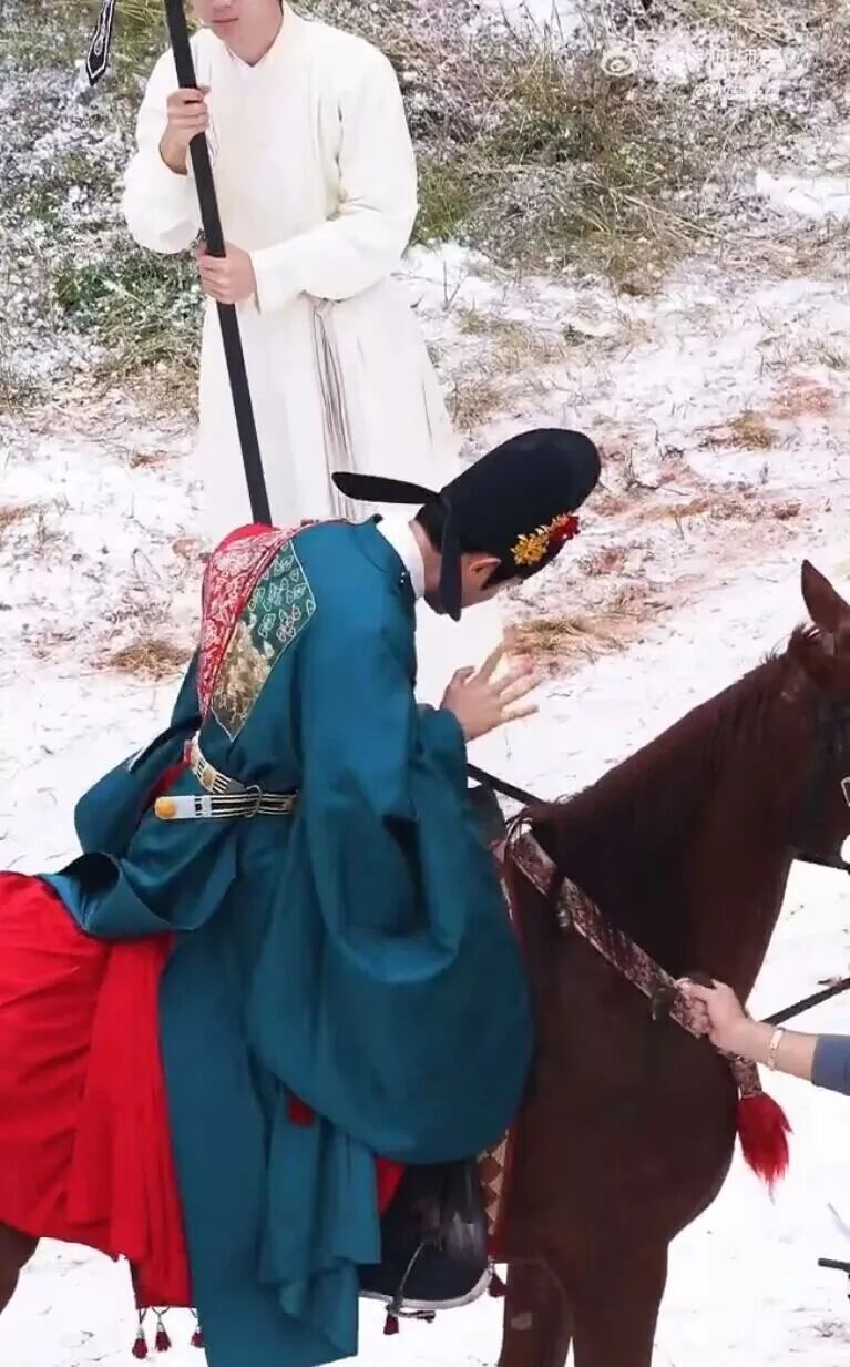 30岁男演员拍戏时突发意外!现场画面流出...... 30岁男演员拍戏时突发意外!现场画面流出......