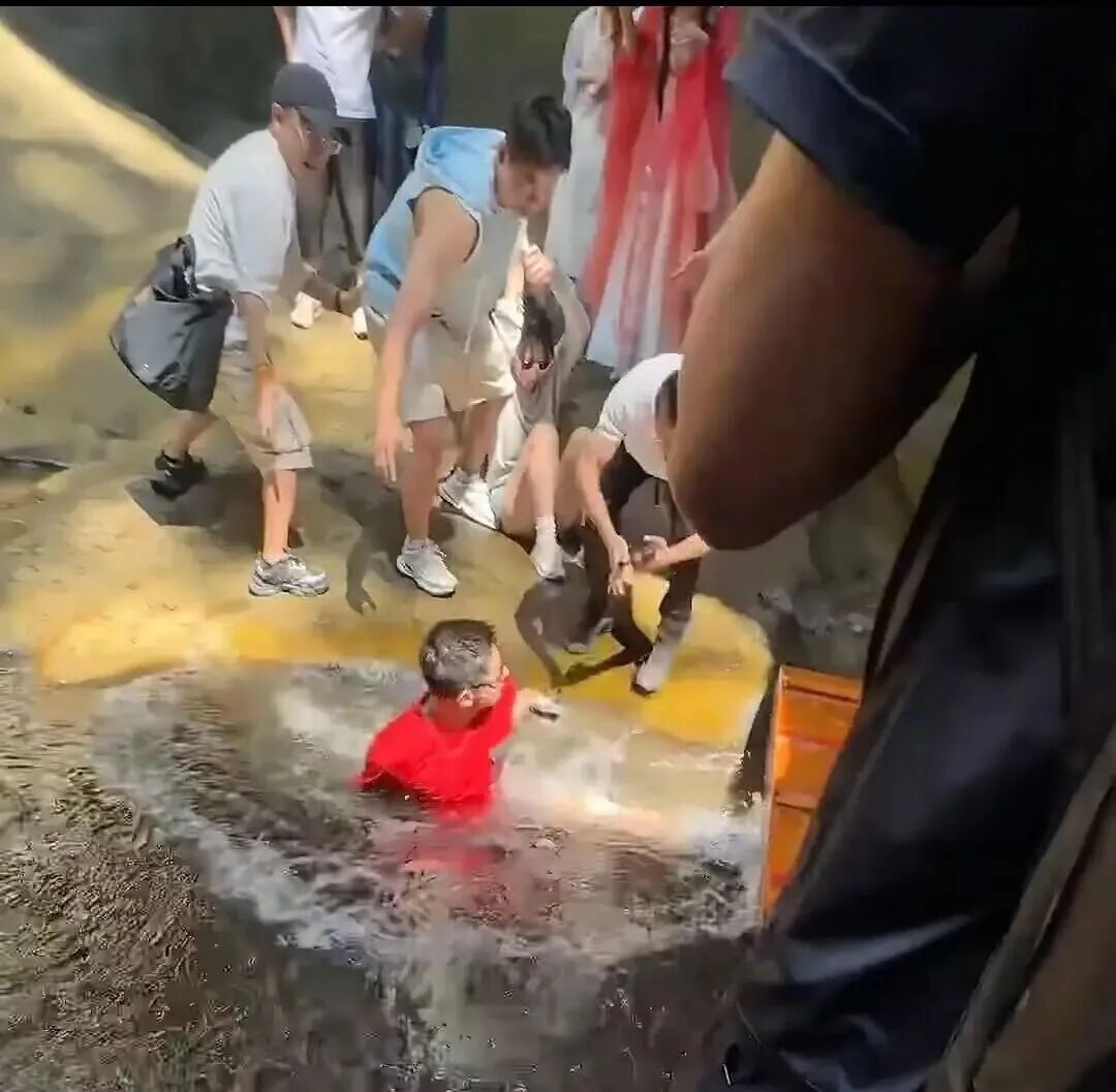知名运动员意外落水！游客纷纷伸手想要拉住他，景区回应