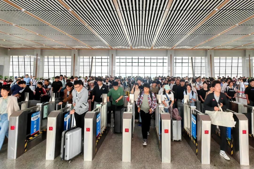 长三角铁路昨日创国庆运输单日客发历史新高！今日预计发送旅客400万人次