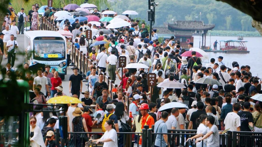 这是今天的西湖！热到破纪录！接下来可能直逼40℃…