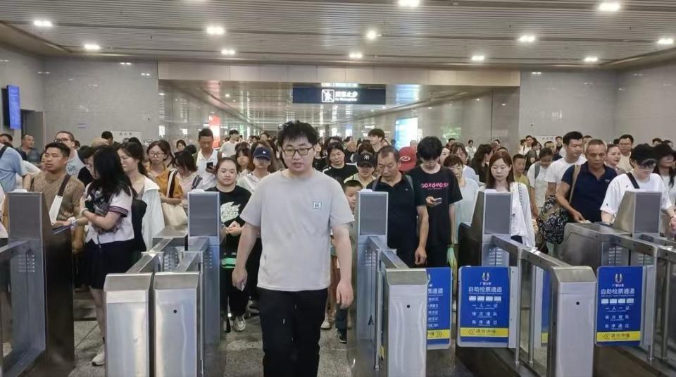 国庆中秋假期第二天，国铁广州局预计发送旅客 279.1 万人次