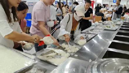 荣昌政府食堂中午接待游客2700人 荣昌政府食堂中午接待游客2700人