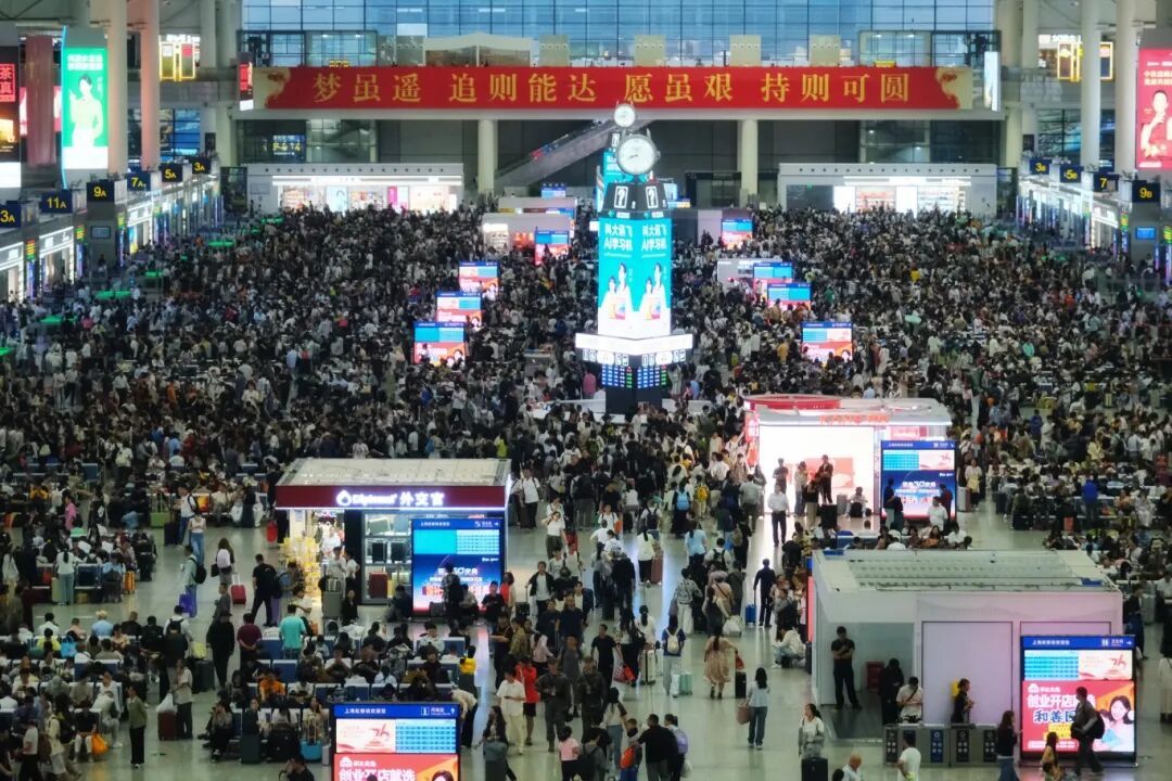 长三角铁路昨日创国庆运输单日客发历史新高！今日预计发送旅客400万人次