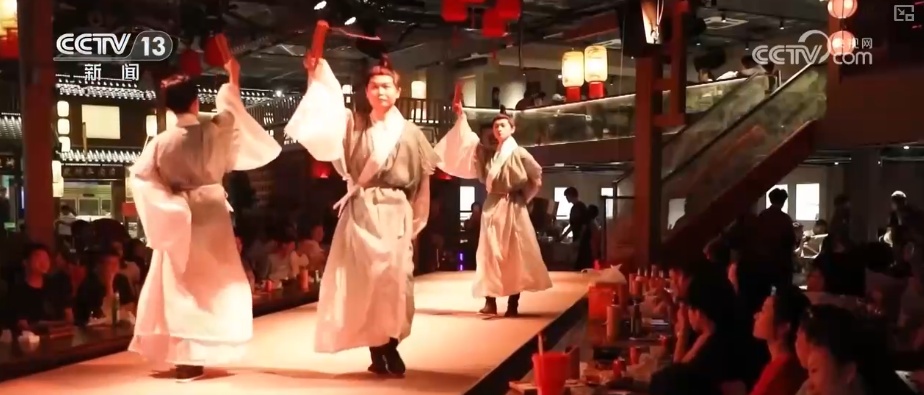 “又新又潮又好玩”！解码新消费图景 百亿元大项目如何影响你我？划重点↓