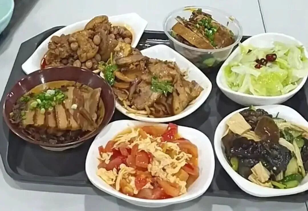 2700人涌入区政府食堂：吃了550斤米饭，250斤卤鹅