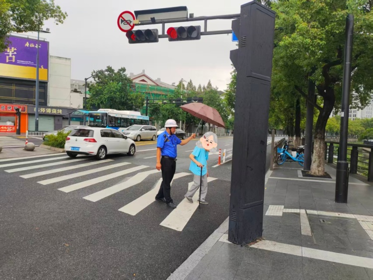 3次敬礼全网刷屏 他送老人过马路收获爱的双向奔赴