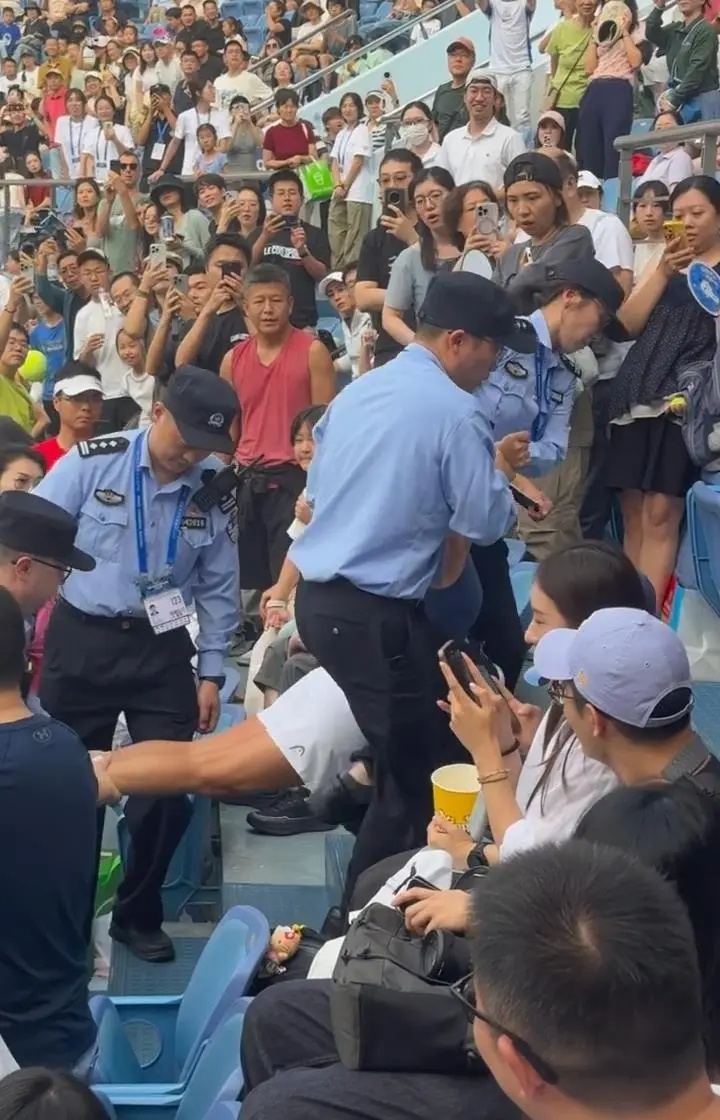 上海网球赛46岁“尖叫女”为何被警方带走？