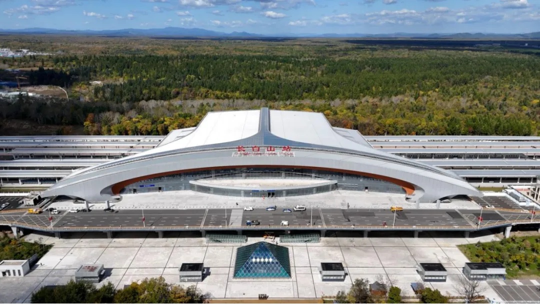 沈白高铁开通运营后 长白山站迎来首个假期客流高峰