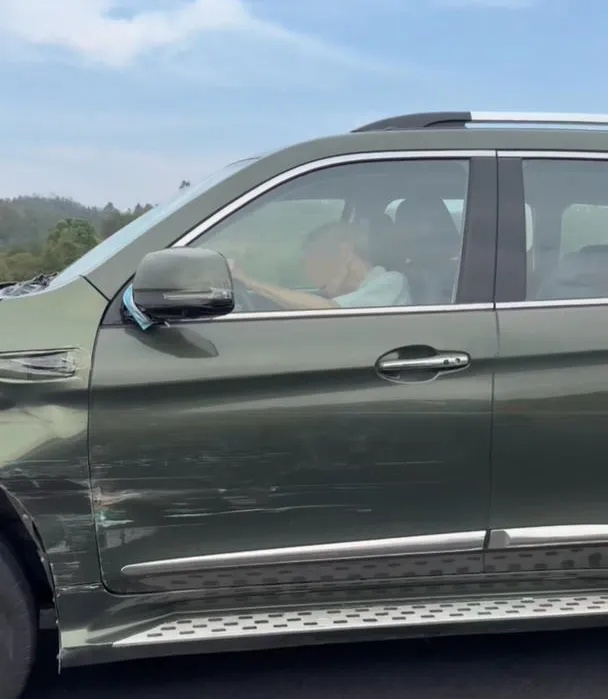 高速上一辆SUV左右乱蹿，撞上收费站石墩，当天已经发生多起事故，司机状态异常……