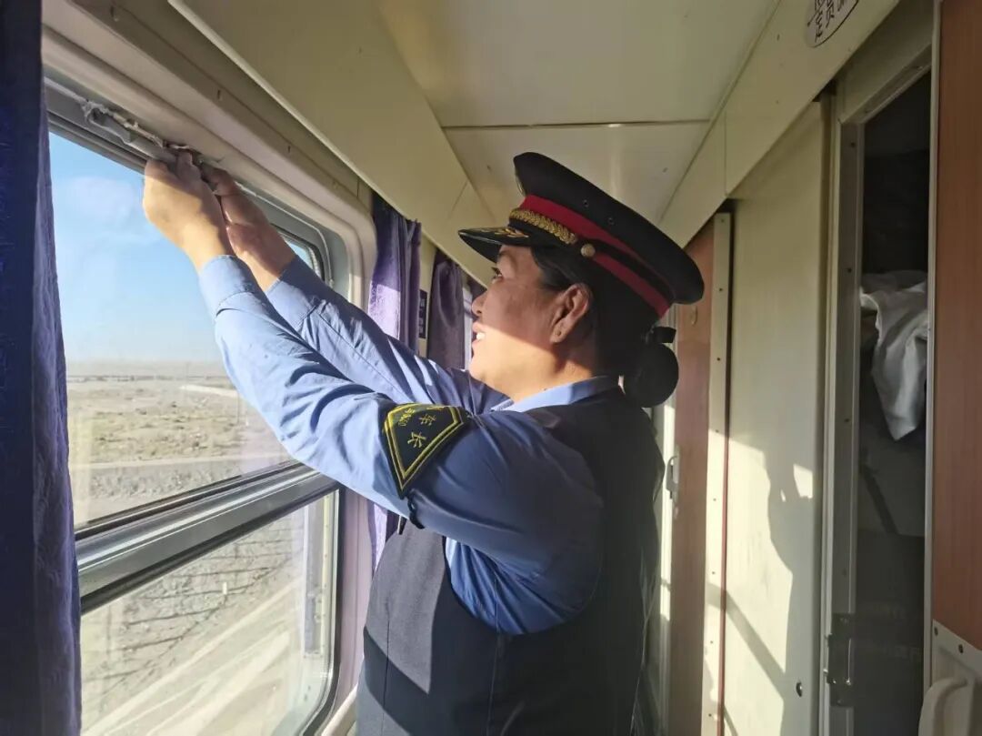 坐火车穿越塔克拉玛干，世界首个沙漠铁路环线什么样？