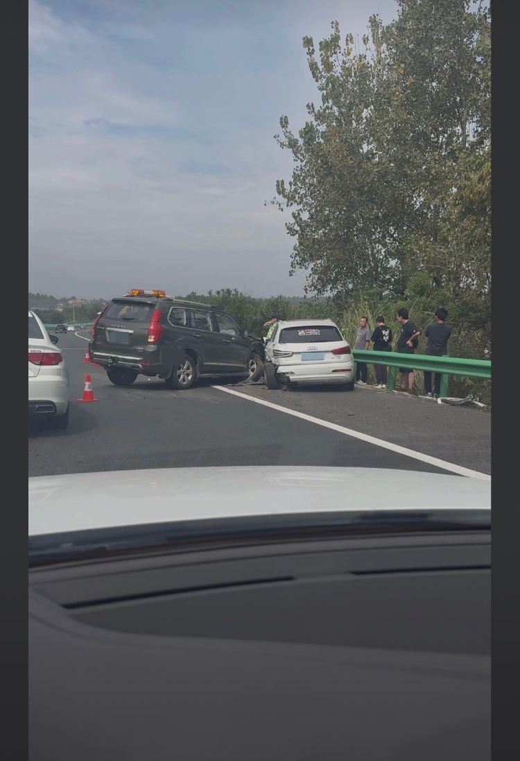 武深高速一SUV乱窜,热心司机两次冒险救援,警方:已排除车主毒驾酒驾 武深高速一SUV乱窜,热心司机两次冒险救援,警方:已排除车主毒驾酒驾