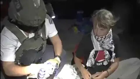 “环保少女”被以军扣押，被控制画面曝光