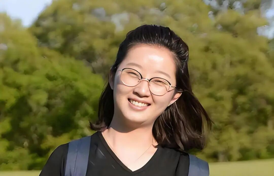 章莹颖男友国庆探望章父并协助直播，网友劝其早点结婚，回应：已开始新恋情