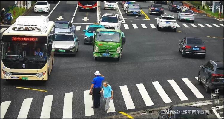 3次敬礼全网刷屏 他送老人过马路收获爱的双向奔赴