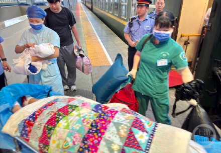 生了!母子平安!重庆北开往广州的列车上,一孕妇突然分娩 生了!母子平安!重庆北开往广州的列车上,一孕妇突然分娩