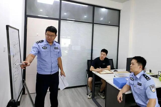 网恋“白富美”竟是诈骗团伙，警方一网打尽30名嫌疑人