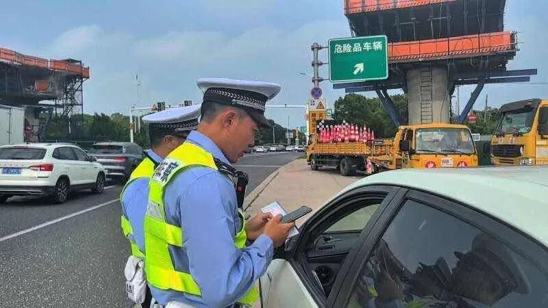 上海警方通报：已查处23起！无人机实时画面曝光：1人违法被锁定，还有车辆“跟风”