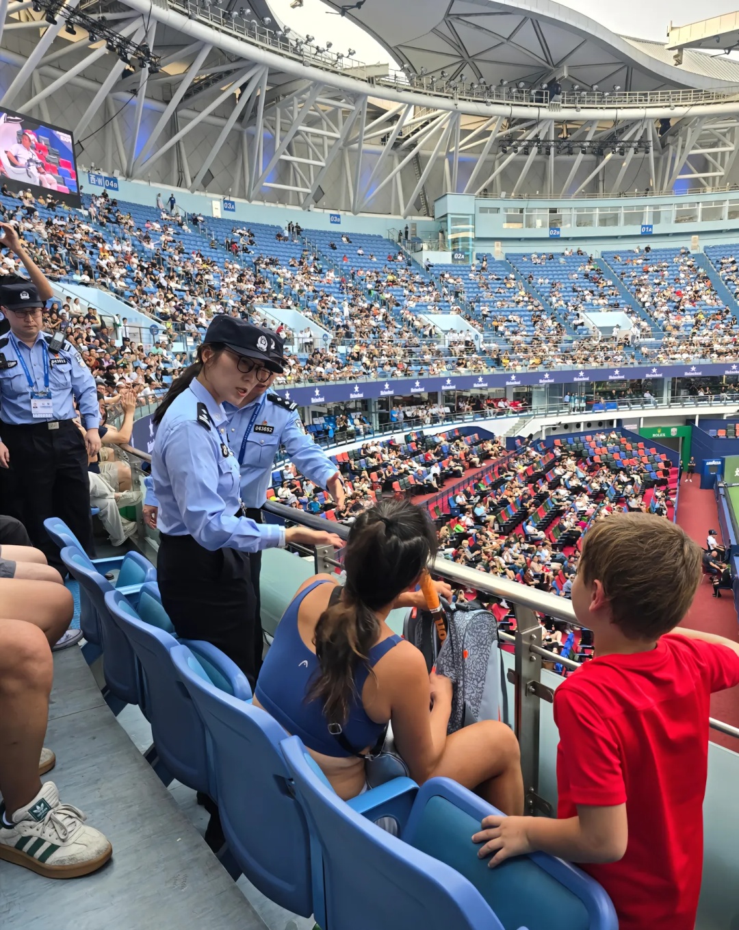 女子酒后扰乱网球赛场秩序,上海警方通报 女子酒后扰乱网球赛场秩序,上海警方通报