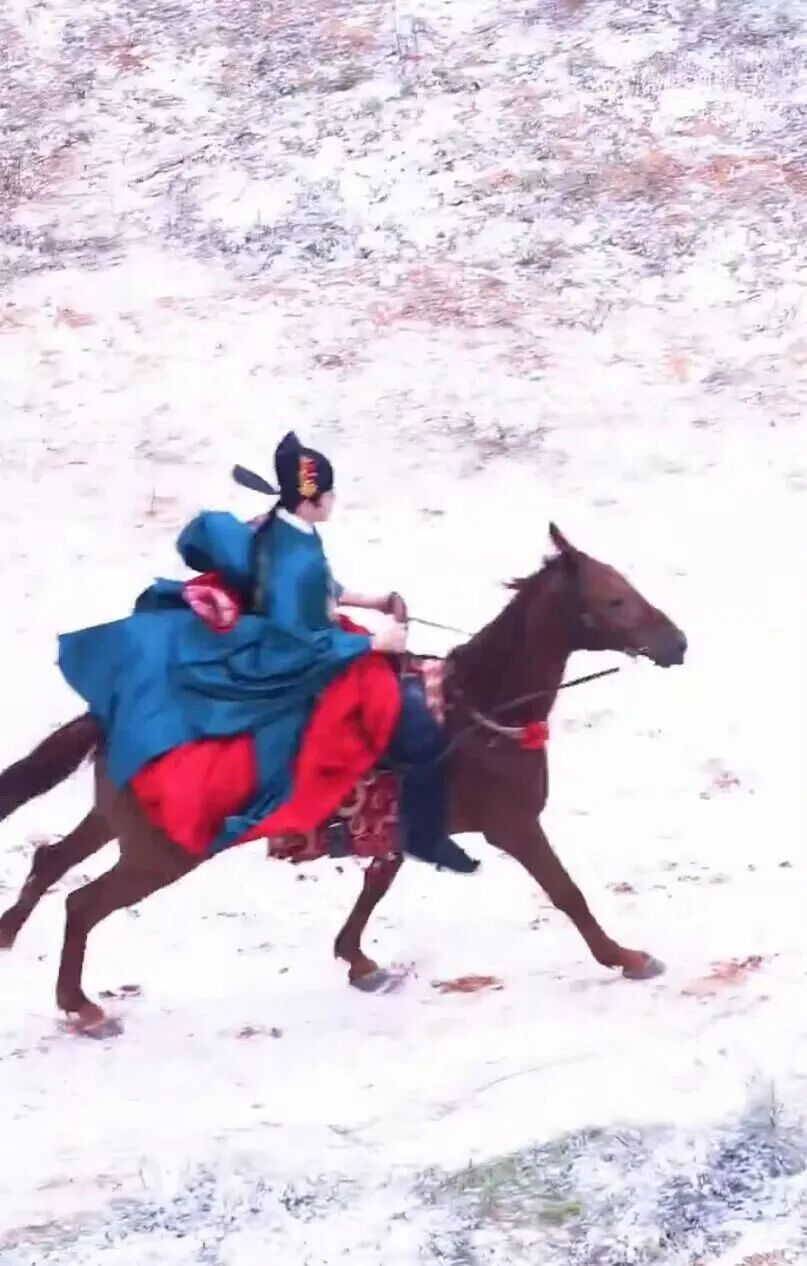 30岁男演员拍戏时突发意外!现场画面流出...... 30岁男演员拍戏时突发意外!现场画面流出......