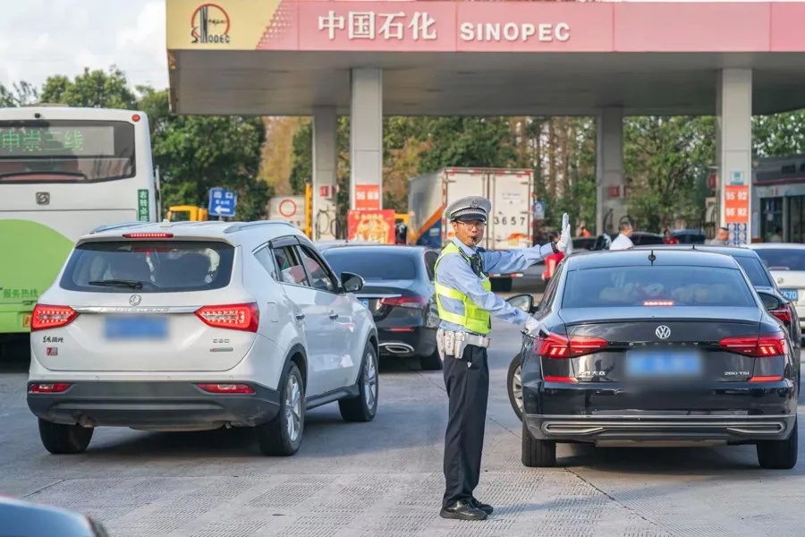 上海警方通报：已查处23起！无人机实时画面曝光：1人违法被锁定，还有车辆“跟风”