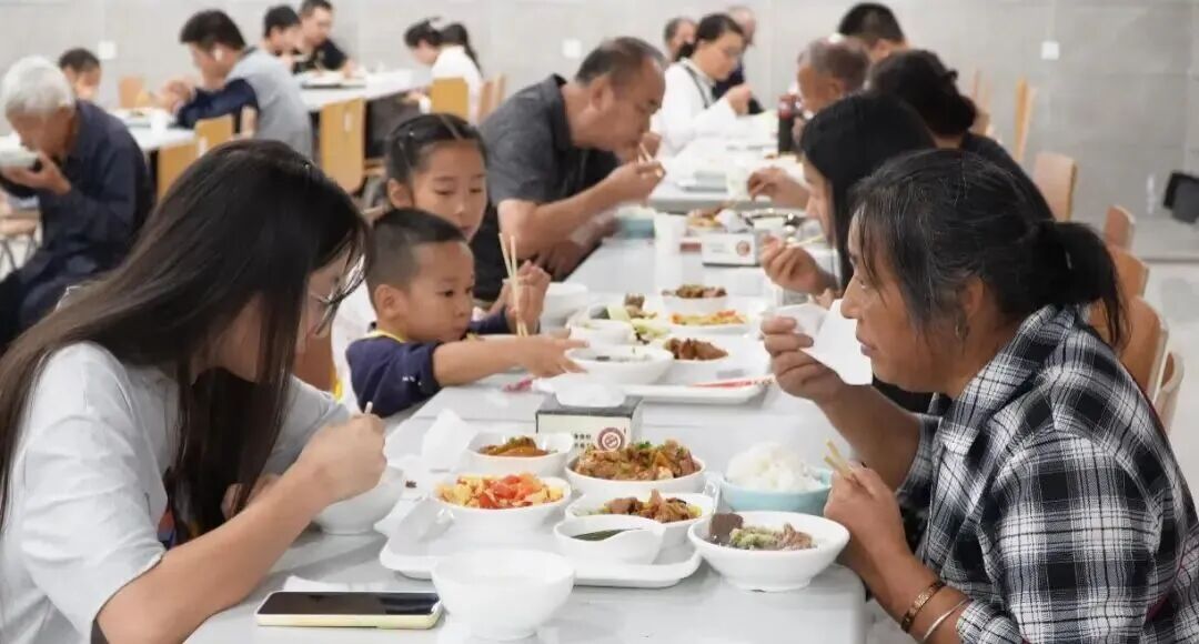2700人涌入区政府食堂：吃了550斤米饭，250斤卤鹅