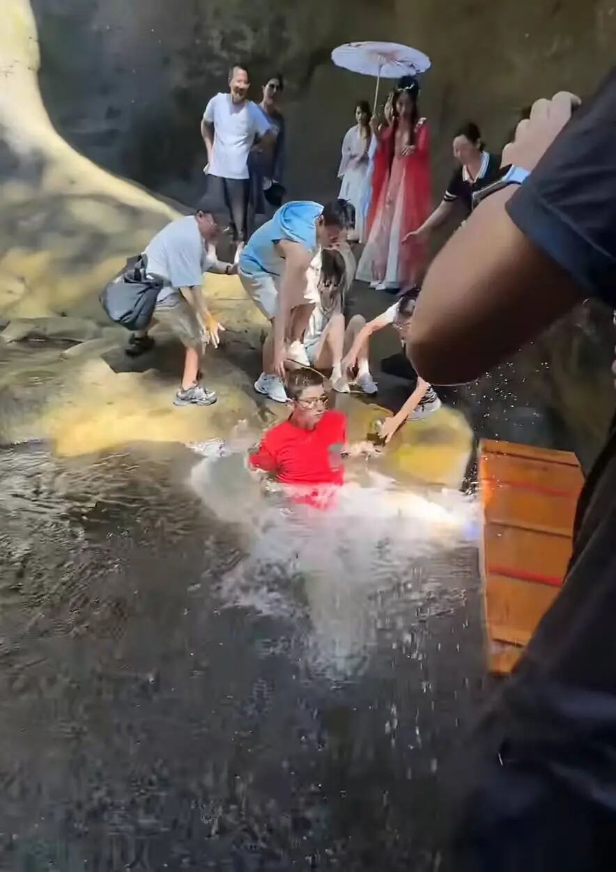 张继科拍瀑布时突然落水？景区回应：属实，人没事