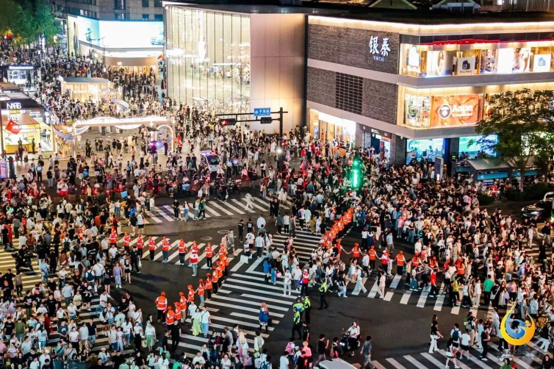 44.63万人次!西湖边,震撼一幕又刷屏了! 44.63万人次!西湖边,震撼一幕又刷屏了!