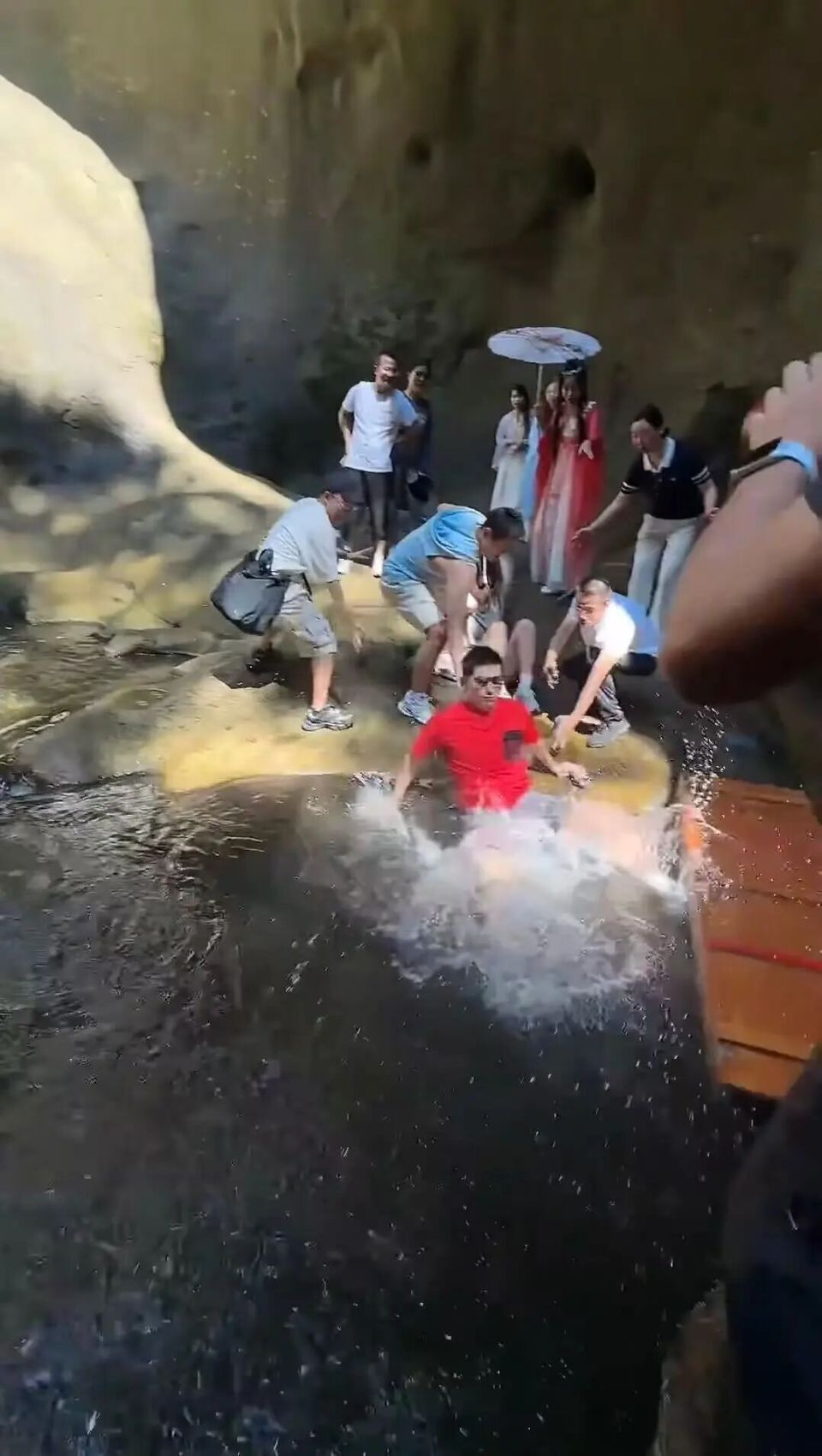 张继科假期游玩拍瀑布时突然落水，游客纷纷拉人，景区回应