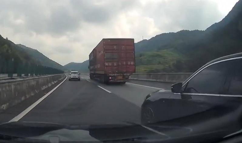 强行变道遭遇没“让行”，指责对方涉嫌故意杀人？交警：这些变道的常识你知道吗？