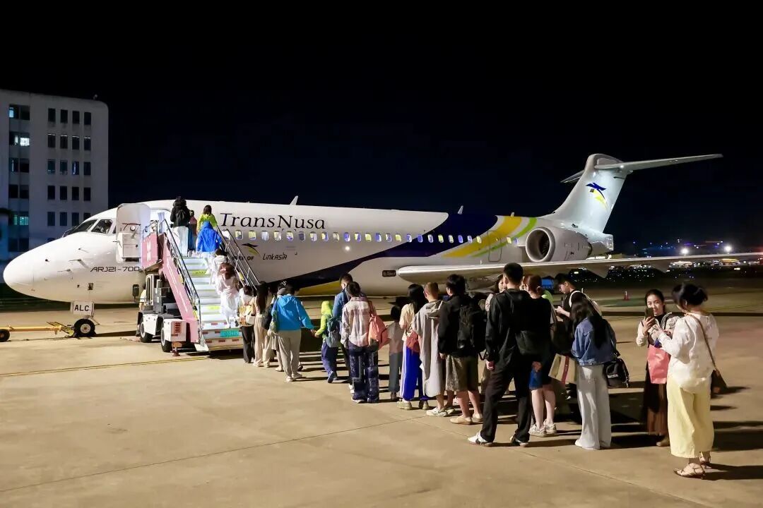 国产客机C909，深圳首飞国际新航线