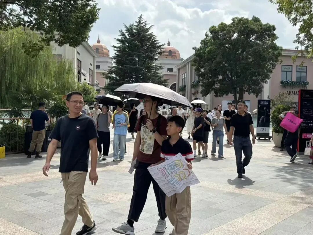 上海这里成“人气顶流”！连海外游客都带着行李箱来扫货，直呼“便宜”
