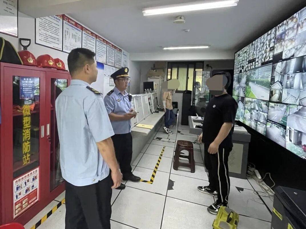 无证上岗，伪造证件！俩男子接连被拘！