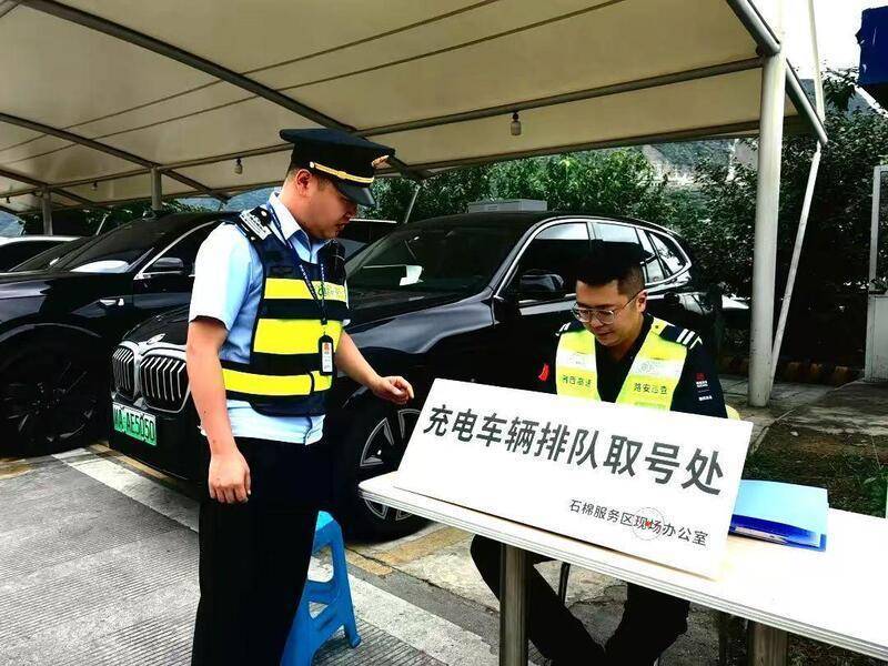 国庆高速充电大排长龙，电车出行“充电难”咋破?