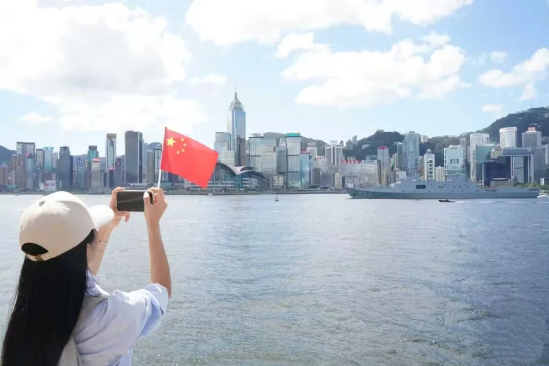 维港畔香港市民挥舞国旗，上演了最浪漫的告别……