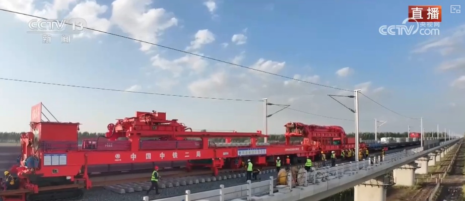 建设者假日坚守岗位 重大工程建设“进度条”不断刷新