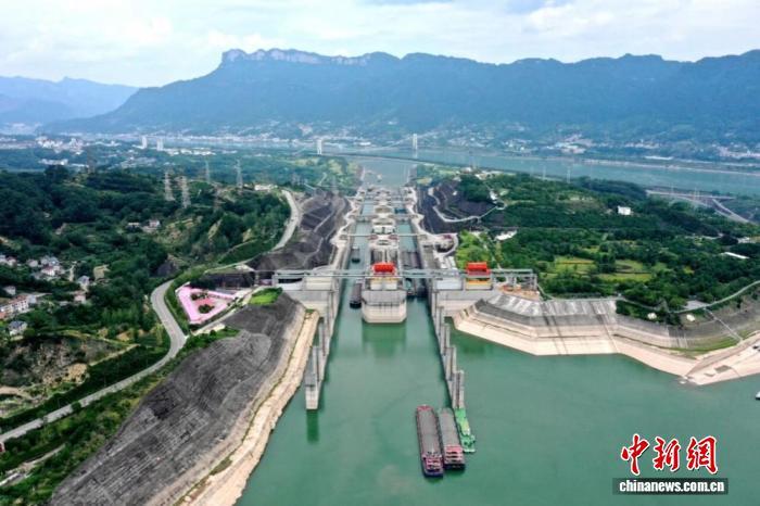 三峡枢纽今年前三季度通过量超1.28亿吨 三峡枢纽今年前三季度通过量超1.28亿吨