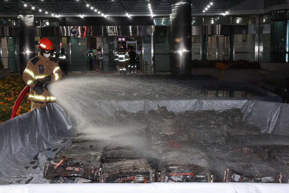 韩国网络系统因火灾瘫痪多天，一公务员跳楼自杀，死前扔掉手机