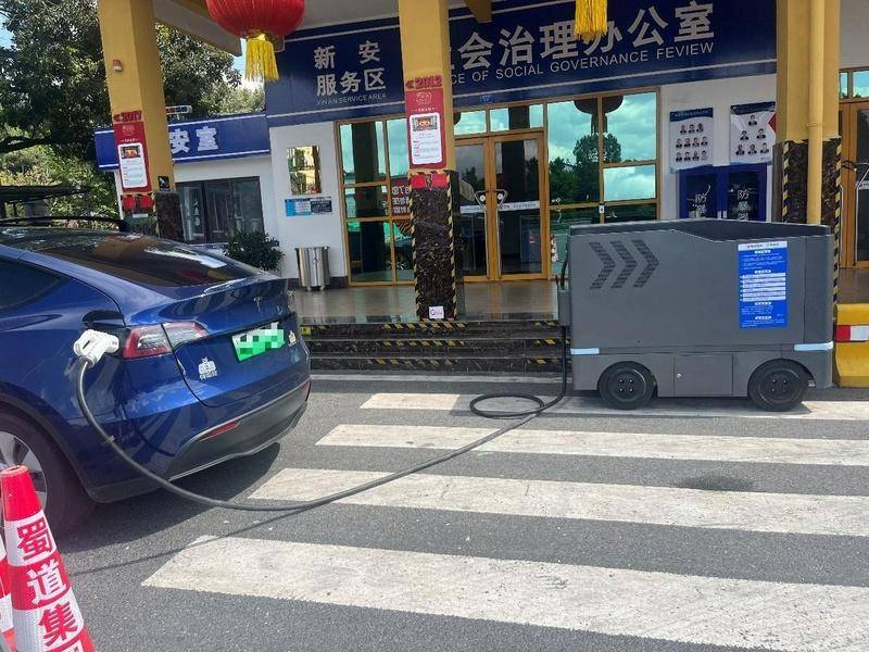 国庆高速充电大排长龙，电车出行“充电难”咋破?