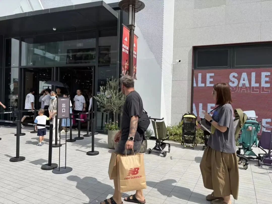 上海这里成“人气顶流”！连海外游客都带着行李箱来扫货，直呼“便宜”