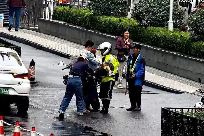 来济南旅游一幼童突发急症,交警紧急开道送医 来济南旅游一幼童突发急症,交警紧急开道送医