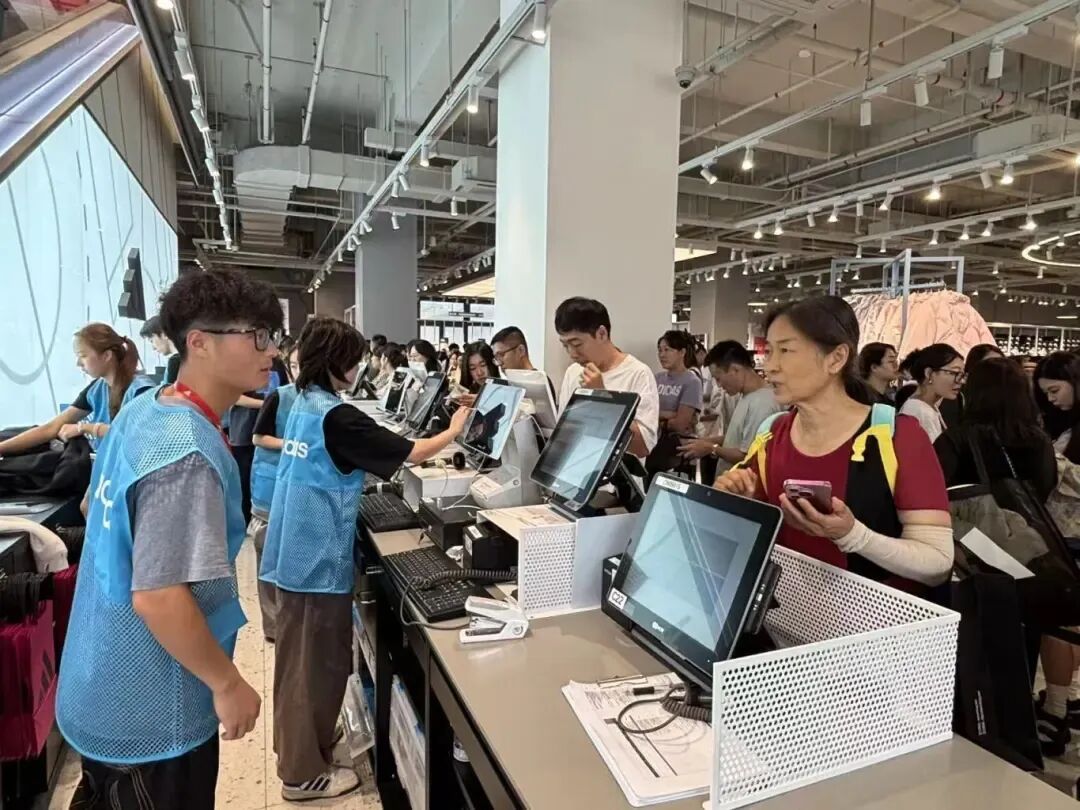 上海这里成“人气顶流”！连海外游客都带着行李箱来扫货，直呼“便宜”