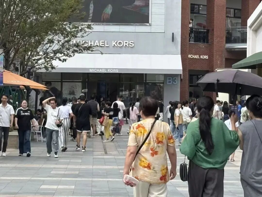 上海这里成“人气顶流”！连海外游客都带着行李箱来扫货，直呼“便宜”